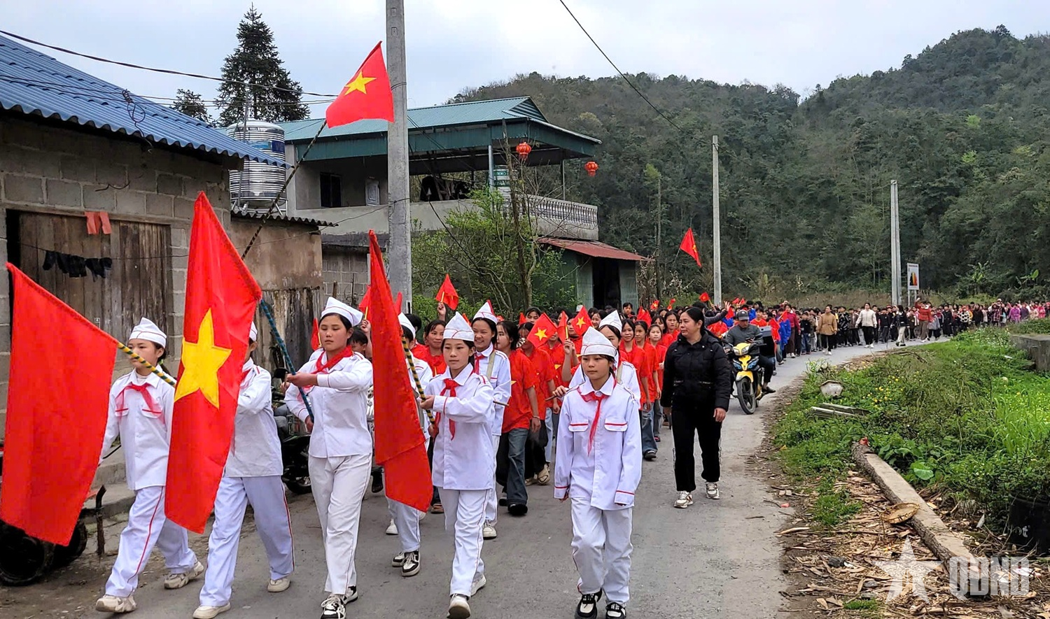 Học sinh xã biên giới Sơn Vĩ sôi nổi cổ động hướng tới ngày bầu cử

